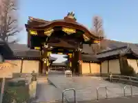 東本願寺(真宗本廟)の{uncategorized: "未分類", other: "その他", undefined: "問題あり", building: "その他建物", grave: "お墓", sacred_gate: "鳥居", guardian: "狛犬", statue: "像", buddha: "仏像", history: "歴史", nature: "自然", garden: "庭園", animal: "動物", pagoda: "塔", temizu: "手水舎", mountain_gate: "山門・神門", sanctuary: "本殿・本堂", subordinate: "末社・摂社", art: "芸術", scenery: "景色", jizo: "地蔵", ema: "絵馬", goshuin: "御朱印", omikuji: "おみくじ", items: "授与品その他", amulet: "お守り", goshuincho: "御朱印帳", eats: "食事", festival: "お祭り", votive_dance: "神楽", shichigosan: "七五三参", wedding: "結婚式", experience: "体験その他", initially: "初詣", around: "周辺", anti_infection: "感染症対策"}