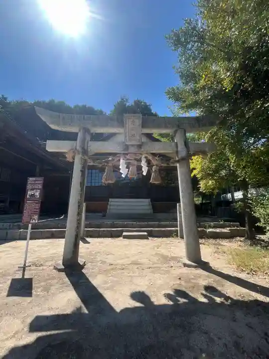 河内神社の{uncategorized: "未分類", other: "その他", undefined: "問題あり", building: "その他建物", grave: "お墓", sacred_gate: "鳥居", guardian: "狛犬", statue: "像", buddha: "仏像", history: "歴史", nature: "自然", garden: "庭園", animal: "動物", pagoda: "塔", temizu: "手水舎", mountain_gate: "山門・神門", sanctuary: "本殿・本堂", subordinate: "末社・摂社", art: "芸術", scenery: "景色", jizo: "地蔵", ema: "絵馬", goshuin: "御朱印", omikuji: "おみくじ", items: "授与品その他", amulet: "お守り", goshuincho: "御朱印帳", eats: "食事", festival: "お祭り", votive_dance: "神楽", shichigosan: "七五三参", wedding: "結婚式", experience: "体験その他", initially: "初詣", around: "周辺", anti_infection: "感染症対策"}