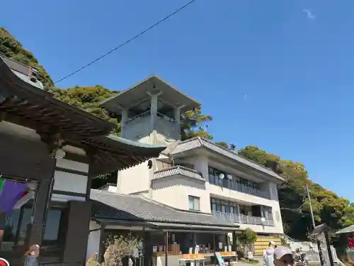 舘山寺の{uncategorized: "未分類", other: "その他", undefined: "問題あり", building: "その他建物", grave: "お墓", sacred_gate: "鳥居", guardian: "狛犬", statue: "像", buddha: "仏像", history: "歴史", nature: "自然", garden: "庭園", animal: "動物", pagoda: "塔", temizu: "手水舎", mountain_gate: "山門・神門", sanctuary: "本殿・本堂", subordinate: "末社・摂社", art: "芸術", scenery: "景色", jizo: "地蔵", ema: "絵馬", goshuin: "御朱印", omikuji: "おみくじ", items: "授与品その他", amulet: "お守り", goshuincho: "御朱印帳", eats: "食事", festival: "お祭り", votive_dance: "神楽", shichigosan: "七五三参", wedding: "結婚式", experience: "体験その他", initially: "初詣", around: "周辺", anti_infection: "感染症対策"}