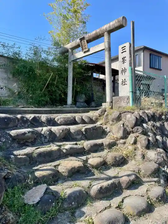 三峯神社の{uncategorized: "未分類", other: "その他", undefined: "問題あり", building: "その他建物", grave: "お墓", sacred_gate: "鳥居", guardian: "狛犬", statue: "像", buddha: "仏像", history: "歴史", nature: "自然", garden: "庭園", animal: "動物", pagoda: "塔", temizu: "手水舎", mountain_gate: "山門・神門", sanctuary: "本殿・本堂", subordinate: "末社・摂社", art: "芸術", scenery: "景色", jizo: "地蔵", ema: "絵馬", goshuin: "御朱印", omikuji: "おみくじ", items: "授与品その他", amulet: "お守り", goshuincho: "御朱印帳", eats: "食事", festival: "お祭り", votive_dance: "神楽", shichigosan: "七五三参", wedding: "結婚式", experience: "体験その他", initially: "初詣", around: "周辺", anti_infection: "感染症対策"}