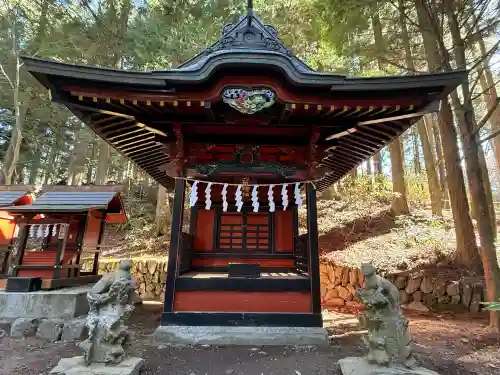 三峯神社の{uncategorized: "未分類", other: "その他", undefined: "問題あり", building: "その他建物", grave: "お墓", sacred_gate: "鳥居", guardian: "狛犬", statue: "像", buddha: "仏像", history: "歴史", nature: "自然", garden: "庭園", animal: "動物", pagoda: "塔", temizu: "手水舎", mountain_gate: "山門・神門", sanctuary: "本殿・本堂", subordinate: "末社・摂社", art: "芸術", scenery: "景色", jizo: "地蔵", ema: "絵馬", goshuin: "御朱印", omikuji: "おみくじ", items: "授与品その他", amulet: "お守り", goshuincho: "御朱印帳", eats: "食事", festival: "お祭り", votive_dance: "神楽", shichigosan: "七五三参", wedding: "結婚式", experience: "体験その他", initially: "初詣", around: "周辺", anti_infection: "感染症対策"}