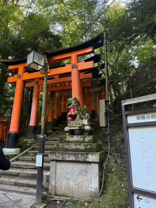 伏見稲荷大社 御膳谷奉拝所の{uncategorized: "未分類", other: "その他", undefined: "問題あり", building: "その他建物", grave: "お墓", sacred_gate: "鳥居", guardian: "狛犬", statue: "像", buddha: "仏像", history: "歴史", nature: "自然", garden: "庭園", animal: "動物", pagoda: "塔", temizu: "手水舎", mountain_gate: "山門・神門", sanctuary: "本殿・本堂", subordinate: "末社・摂社", art: "芸術", scenery: "景色", jizo: "地蔵", ema: "絵馬", goshuin: "御朱印", omikuji: "おみくじ", items: "授与品その他", amulet: "お守り", goshuincho: "御朱印帳", eats: "食事", festival: "お祭り", votive_dance: "神楽", shichigosan: "七五三参", wedding: "結婚式", experience: "体験その他", initially: "初詣", around: "周辺", anti_infection: "感染症対策"}