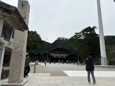 出雲大社神楽殿の{uncategorized: "未分類", other: "その他", undefined: "問題あり", building: "その他建物", grave: "お墓", sacred_gate: "鳥居", guardian: "狛犬", statue: "像", buddha: "仏像", history: "歴史", nature: "自然", garden: "庭園", animal: "動物", pagoda: "塔", temizu: "手水舎", mountain_gate: "山門・神門", sanctuary: "本殿・本堂", subordinate: "末社・摂社", art: "芸術", scenery: "景色", jizo: "地蔵", ema: "絵馬", goshuin: "御朱印", omikuji: "おみくじ", items: "授与品その他", amulet: "お守り", goshuincho: "御朱印帳", eats: "食事", festival: "お祭り", votive_dance: "神楽", shichigosan: "七五三参", wedding: "結婚式", experience: "体験その他", initially: "初詣", around: "周辺", anti_infection: "感染症対策"}