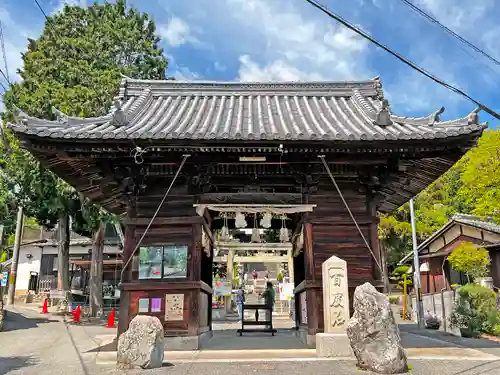 白國神社の山門