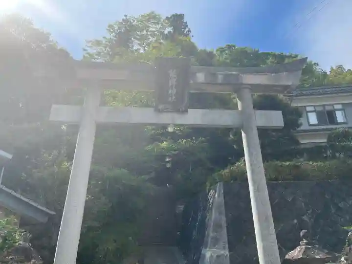 熊野神社の{uncategorized: "未分類", other: "その他", undefined: "問題あり", building: "その他建物", grave: "お墓", sacred_gate: "鳥居", guardian: "狛犬", statue: "像", buddha: "仏像", history: "歴史", nature: "自然", garden: "庭園", animal: "動物", pagoda: "塔", temizu: "手水舎", mountain_gate: "山門・神門", sanctuary: "本殿・本堂", subordinate: "末社・摂社", art: "芸術", scenery: "景色", jizo: "地蔵", ema: "絵馬", goshuin: "御朱印", omikuji: "おみくじ", items: "授与品その他", amulet: "お守り", goshuincho: "御朱印帳", eats: "食事", festival: "お祭り", votive_dance: "神楽", shichigosan: "七五三参", wedding: "結婚式", experience: "体験その他", initially: "初詣", around: "周辺", anti_infection: "感染症対策"}