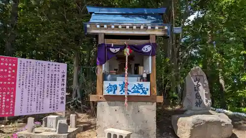 山津見神社の本殿