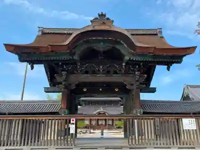 本山専修寺の山門・神門