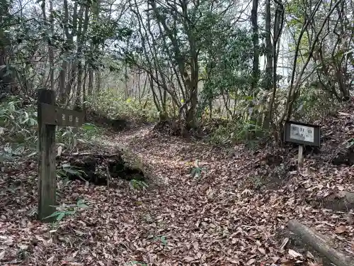 比婆山久米神社(奥の宮)の{uncategorized: "未分類", other: "その他", undefined: "問題あり", building: "その他建物", grave: "お墓", sacred_gate: "鳥居", guardian: "狛犬", statue: "像", buddha: "仏像", history: "歴史", nature: "自然", garden: "庭園", animal: "動物", pagoda: "塔", temizu: "手水舎", mountain_gate: "山門・神門", sanctuary: "本殿・本堂", subordinate: "末社・摂社", art: "芸術", scenery: "景色", jizo: "地蔵", ema: "絵馬", goshuin: "御朱印", omikuji: "おみくじ", items: "授与品その他", amulet: "お守り", goshuincho: "御朱印帳", eats: "食事", festival: "お祭り", votive_dance: "神楽", shichigosan: "七五三参", wedding: "結婚式", experience: "体験その他", initially: "初詣", around: "周辺", anti_infection: "感染症対策"}