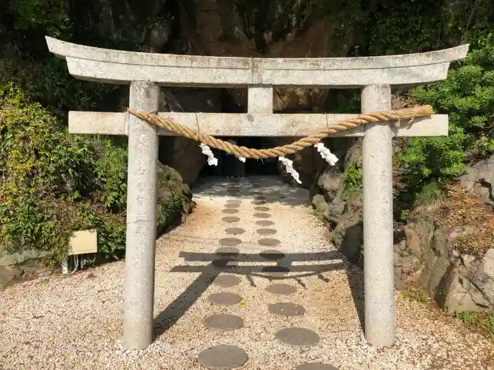 安乎岩戸神社(旧表記:安乎岩戸信龍神社)の{uncategorized: "未分類", other: "その他", undefined: "問題あり", building: "その他建物", grave: "お墓", sacred_gate: "鳥居", guardian: "狛犬", statue: "像", buddha: "仏像", history: "歴史", nature: "自然", garden: "庭園", animal: "動物", pagoda: "塔", temizu: "手水舎", mountain_gate: "山門・神門", sanctuary: "本殿・本堂", subordinate: "末社・摂社", art: "芸術", scenery: "景色", jizo: "地蔵", ema: "絵馬", goshuin: "御朱印", omikuji: "おみくじ", items: "授与品その他", amulet: "お守り", goshuincho: "御朱印帳", eats: "食事", festival: "お祭り", votive_dance: "神楽", shichigosan: "七五三参", wedding: "結婚式", experience: "体験その他", initially: "初詣", around: "周辺", anti_infection: "感染症対策"}