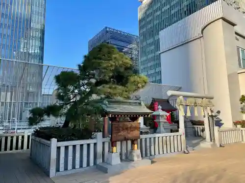 三囲神社（三圍神社）日本橋摂社の{uncategorized: "未分類", other: "その他", undefined: "問題あり", building: "その他建物", grave: "お墓", sacred_gate: "鳥居", guardian: "狛犬", statue: "像", buddha: "仏像", history: "歴史", nature: "自然", garden: "庭園", animal: "動物", pagoda: "塔", temizu: "手水舎", mountain_gate: "山門・神門", sanctuary: "本殿・本堂", subordinate: "末社・摂社", art: "芸術", scenery: "景色", jizo: "地蔵", ema: "絵馬", goshuin: "御朱印", omikuji: "おみくじ", items: "授与品その他", amulet: "お守り", goshuincho: "御朱印帳", eats: "食事", festival: "お祭り", votive_dance: "神楽", shichigosan: "七五三参", wedding: "結婚式", experience: "体験その他", initially: "初詣", around: "周辺", anti_infection: "感染症対策"}