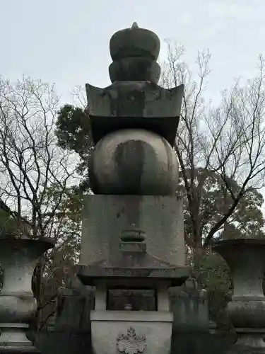 豊国廟（豊国神社飛地境内）の{uncategorized: "未分類", other: "その他", undefined: "問題あり", building: "その他建物", grave: "お墓", sacred_gate: "鳥居", guardian: "狛犬", statue: "像", buddha: "仏像", history: "歴史", nature: "自然", garden: "庭園", animal: "動物", pagoda: "塔", temizu: "手水舎", mountain_gate: "山門・神門", sanctuary: "本殿・本堂", subordinate: "末社・摂社", art: "芸術", scenery: "景色", jizo: "地蔵", ema: "絵馬", goshuin: "御朱印", omikuji: "おみくじ", items: "授与品その他", amulet: "お守り", goshuincho: "御朱印帳", eats: "食事", festival: "お祭り", votive_dance: "神楽", shichigosan: "七五三参", wedding: "結婚式", experience: "体験その他", initially: "初詣", around: "周辺", anti_infection: "感染症対策"}