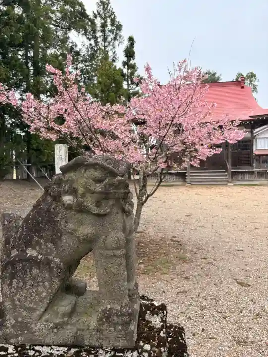 熊野神社の{uncategorized: "未分類", other: "その他", undefined: "問題あり", building: "その他建物", grave: "お墓", sacred_gate: "鳥居", guardian: "狛犬", statue: "像", buddha: "仏像", history: "歴史", nature: "自然", garden: "庭園", animal: "動物", pagoda: "塔", temizu: "手水舎", mountain_gate: "山門・神門", sanctuary: "本殿・本堂", subordinate: "末社・摂社", art: "芸術", scenery: "景色", jizo: "地蔵", ema: "絵馬", goshuin: "御朱印", omikuji: "おみくじ", items: "授与品その他", amulet: "お守り", goshuincho: "御朱印帳", eats: "食事", festival: "お祭り", votive_dance: "神楽", shichigosan: "七五三参", wedding: "結婚式", experience: "体験その他", initially: "初詣", around: "周辺", anti_infection: "感染症対策"}