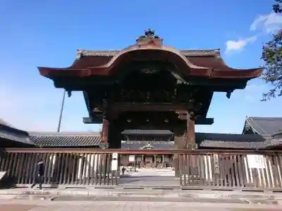 本山専修寺の山門・神門