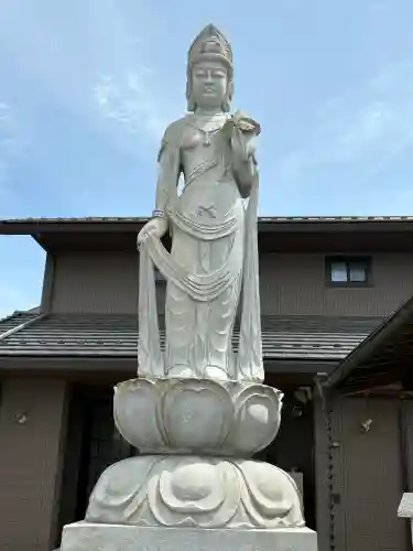 新善光寺の{uncategorized: "未分類", other: "その他", undefined: "問題あり", building: "その他建物", grave: "お墓", sacred_gate: "鳥居", guardian: "狛犬", statue: "像", buddha: "仏像", history: "歴史", nature: "自然", garden: "庭園", animal: "動物", pagoda: "塔", temizu: "手水舎", mountain_gate: "山門・神門", sanctuary: "本殿・本堂", subordinate: "末社・摂社", art: "芸術", scenery: "景色", jizo: "地蔵", ema: "絵馬", goshuin: "御朱印", omikuji: "おみくじ", items: "授与品その他", amulet: "お守り", goshuincho: "御朱印帳", eats: "食事", festival: "お祭り", votive_dance: "神楽", shichigosan: "七五三参", wedding: "結婚式", experience: "体験その他", initially: "初詣", around: "周辺", anti_infection: "感染症対策"}