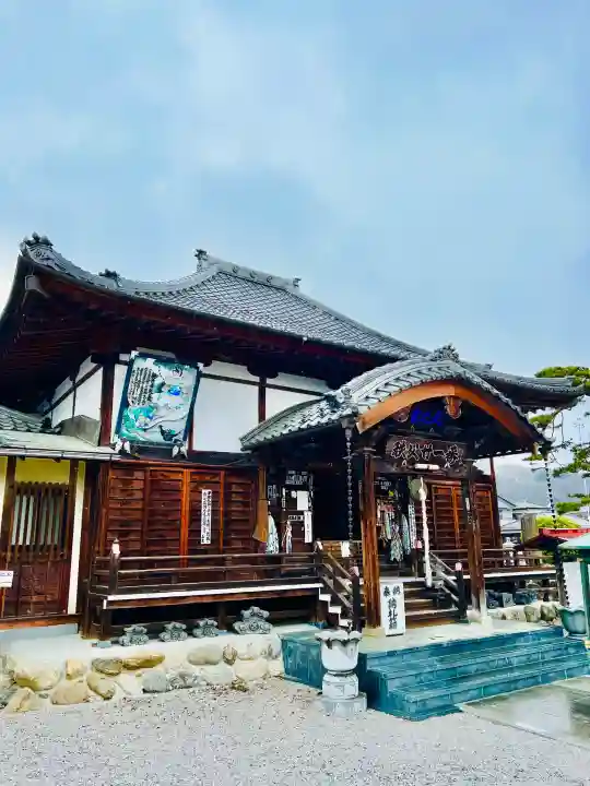 観音寺の{uncategorized: "未分類", other: "その他", undefined: "問題あり", building: "その他建物", grave: "お墓", sacred_gate: "鳥居", guardian: "狛犬", statue: "像", buddha: "仏像", history: "歴史", nature: "自然", garden: "庭園", animal: "動物", pagoda: "塔", temizu: "手水舎", mountain_gate: "山門・神門", sanctuary: "本殿・本堂", subordinate: "末社・摂社", art: "芸術", scenery: "景色", jizo: "地蔵", ema: "絵馬", goshuin: "御朱印", omikuji: "おみくじ", items: "授与品その他", amulet: "お守り", goshuincho: "御朱印帳", eats: "食事", festival: "お祭り", votive_dance: "神楽", shichigosan: "七五三参", wedding: "結婚式", experience: "体験その他", initially: "初詣", around: "周辺", anti_infection: "感染症対策"}