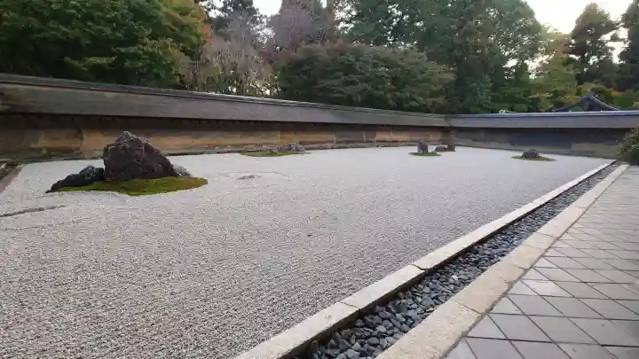 龍安寺の{uncategorized: "未分類", other: "その他", undefined: "問題あり", building: "その他建物", grave: "お墓", sacred_gate: "鳥居", guardian: "狛犬", statue: "像", buddha: "仏像", history: "歴史", nature: "自然", garden: "庭園", animal: "動物", pagoda: "塔", temizu: "手水舎", mountain_gate: "山門・神門", sanctuary: "本殿・本堂", subordinate: "末社・摂社", art: "芸術", scenery: "景色", jizo: "地蔵", ema: "絵馬", goshuin: "御朱印", omikuji: "おみくじ", items: "授与品その他", amulet: "お守り", goshuincho: "御朱印帳", eats: "食事", festival: "お祭り", votive_dance: "神楽", shichigosan: "七五三参", wedding: "結婚式", experience: "体験その他", initially: "初詣", around: "周辺", anti_infection: "感染症対策"}