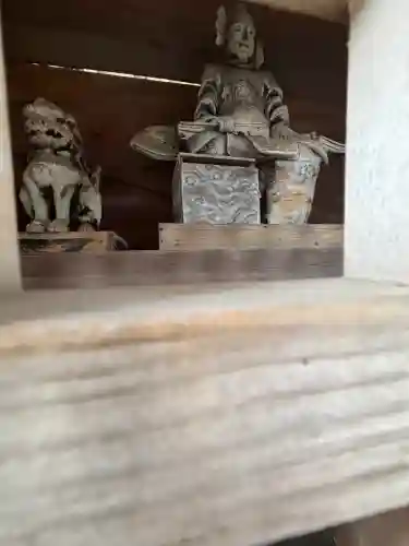 六所神社の{uncategorized: "未分類", other: "その他", undefined: "問題あり", building: "その他建物", grave: "お墓", sacred_gate: "鳥居", guardian: "狛犬", statue: "像", buddha: "仏像", history: "歴史", nature: "自然", garden: "庭園", animal: "動物", pagoda: "塔", temizu: "手水舎", mountain_gate: "山門・神門", sanctuary: "本殿・本堂", subordinate: "末社・摂社", art: "芸術", scenery: "景色", jizo: "地蔵", ema: "絵馬", goshuin: "御朱印", omikuji: "おみくじ", items: "授与品その他", amulet: "お守り", goshuincho: "御朱印帳", eats: "食事", festival: "お祭り", votive_dance: "神楽", shichigosan: "七五三参", wedding: "結婚式", experience: "体験その他", initially: "初詣", around: "周辺", anti_infection: "感染症対策"}