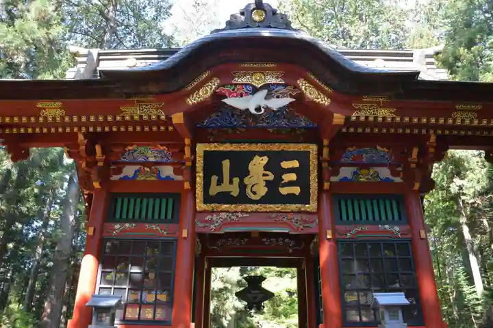 三峯神社の山門・神門