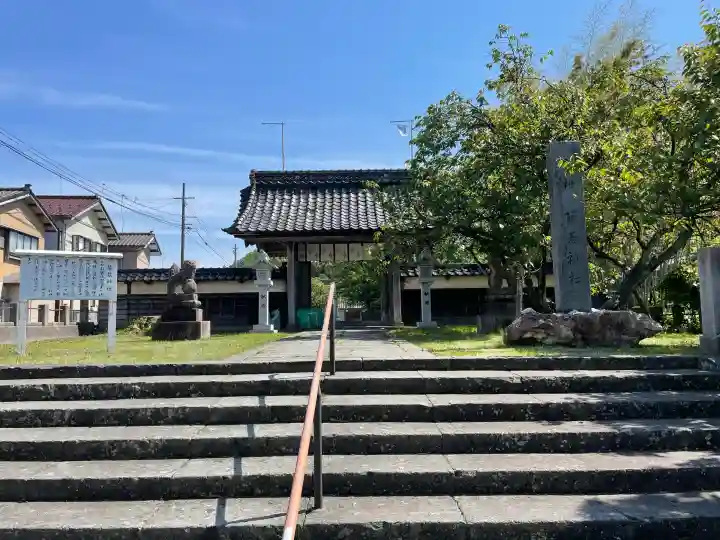 守りの神 藤基神社の{uncategorized: "未分類", other: "その他", undefined: "問題あり", building: "その他建物", grave: "お墓", sacred_gate: "鳥居", guardian: "狛犬", statue: "像", buddha: "仏像", history: "歴史", nature: "自然", garden: "庭園", animal: "動物", pagoda: "塔", temizu: "手水舎", mountain_gate: "山門・神門", sanctuary: "本殿・本堂", subordinate: "末社・摂社", art: "芸術", scenery: "景色", jizo: "地蔵", ema: "絵馬", goshuin: "御朱印", omikuji: "おみくじ", items: "授与品その他", amulet: "お守り", goshuincho: "御朱印帳", eats: "食事", festival: "お祭り", votive_dance: "神楽", shichigosan: "七五三参", wedding: "結婚式", experience: "体験その他", initially: "初詣", around: "周辺", anti_infection: "感染症対策"}