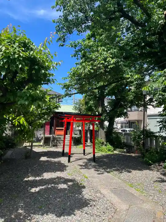 熊野神社の{uncategorized: "未分類", other: "その他", undefined: "問題あり", building: "その他建物", grave: "お墓", sacred_gate: "鳥居", guardian: "狛犬", statue: "像", buddha: "仏像", history: "歴史", nature: "自然", garden: "庭園", animal: "動物", pagoda: "塔", temizu: "手水舎", mountain_gate: "山門・神門", sanctuary: "本殿・本堂", subordinate: "末社・摂社", art: "芸術", scenery: "景色", jizo: "地蔵", ema: "絵馬", goshuin: "御朱印", omikuji: "おみくじ", items: "授与品その他", amulet: "お守り", goshuincho: "御朱印帳", eats: "食事", festival: "お祭り", votive_dance: "神楽", shichigosan: "七五三参", wedding: "結婚式", experience: "体験その他", initially: "初詣", around: "周辺", anti_infection: "感染症対策"}