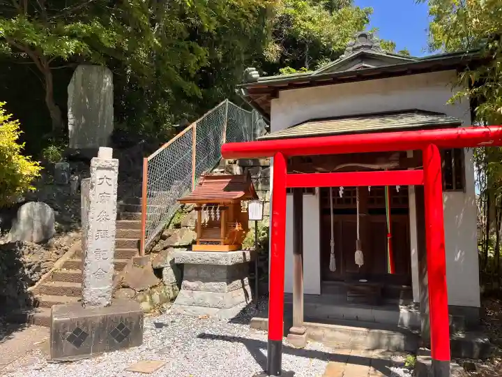 叶神社 (西叶神社)の{uncategorized: "未分類", other: "その他", undefined: "問題あり", building: "その他建物", grave: "お墓", sacred_gate: "鳥居", guardian: "狛犬", statue: "像", buddha: "仏像", history: "歴史", nature: "自然", garden: "庭園", animal: "動物", pagoda: "塔", temizu: "手水舎", mountain_gate: "山門・神門", sanctuary: "本殿・本堂", subordinate: "末社・摂社", art: "芸術", scenery: "景色", jizo: "地蔵", ema: "絵馬", goshuin: "御朱印", omikuji: "おみくじ", items: "授与品その他", amulet: "お守り", goshuincho: "御朱印帳", eats: "食事", festival: "お祭り", votive_dance: "神楽", shichigosan: "七五三参", wedding: "結婚式", experience: "体験その他", initially: "初詣", around: "周辺", anti_infection: "感染症対策"}