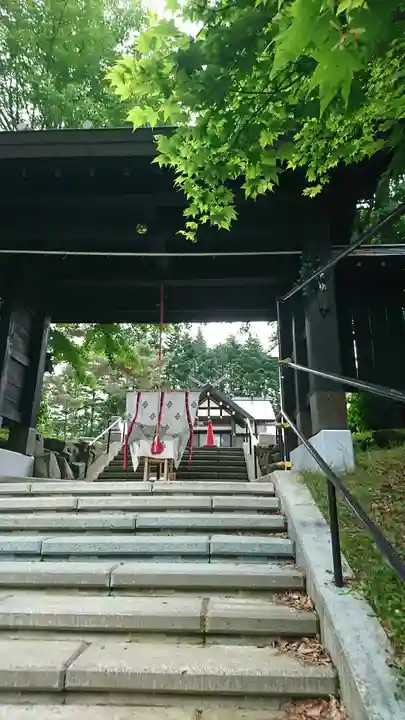 厚真神社の山門・神門