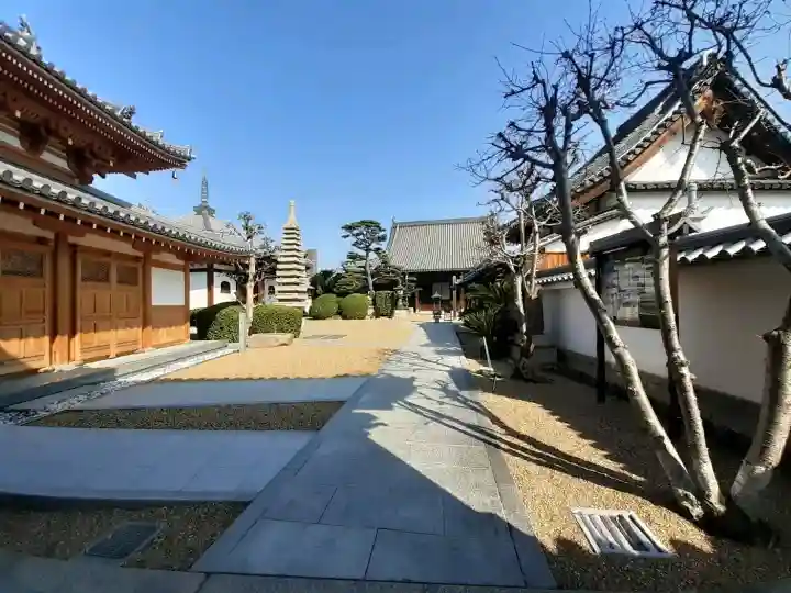 来迎寺の{uncategorized: "未分類", other: "その他", undefined: "問題あり", building: "その他建物", grave: "お墓", sacred_gate: "鳥居", guardian: "狛犬", statue: "像", buddha: "仏像", history: "歴史", nature: "自然", garden: "庭園", animal: "動物", pagoda: "塔", temizu: "手水舎", mountain_gate: "山門・神門", sanctuary: "本殿・本堂", subordinate: "末社・摂社", art: "芸術", scenery: "景色", jizo: "地蔵", ema: "絵馬", goshuin: "御朱印", omikuji: "おみくじ", items: "授与品その他", amulet: "お守り", goshuincho: "御朱印帳", eats: "食事", festival: "お祭り", votive_dance: "神楽", shichigosan: "七五三参", wedding: "結婚式", experience: "体験その他", initially: "初詣", around: "周辺", anti_infection: "感染症対策"}