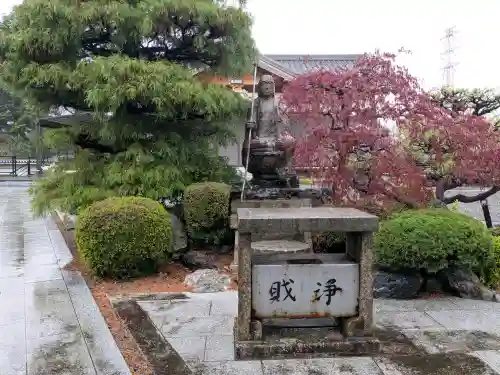 実相寺の{uncategorized: "未分類", other: "その他", undefined: "問題あり", building: "その他建物", grave: "お墓", sacred_gate: "鳥居", guardian: "狛犬", statue: "像", buddha: "仏像", history: "歴史", nature: "自然", garden: "庭園", animal: "動物", pagoda: "塔", temizu: "手水舎", mountain_gate: "山門・神門", sanctuary: "本殿・本堂", subordinate: "末社・摂社", art: "芸術", scenery: "景色", jizo: "地蔵", ema: "絵馬", goshuin: "御朱印", omikuji: "おみくじ", items: "授与品その他", amulet: "お守り", goshuincho: "御朱印帳", eats: "食事", festival: "お祭り", votive_dance: "神楽", shichigosan: "七五三参", wedding: "結婚式", experience: "体験その他", initially: "初詣", around: "周辺", anti_infection: "感染症対策"}
