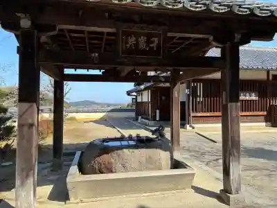 橘寺の{uncategorized: "未分類", other: "その他", undefined: "問題あり", building: "その他建物", grave: "お墓", sacred_gate: "鳥居", guardian: "狛犬", statue: "像", buddha: "仏像", history: "歴史", nature: "自然", garden: "庭園", animal: "動物", pagoda: "塔", temizu: "手水舎", mountain_gate: "山門・神門", sanctuary: "本殿・本堂", subordinate: "末社・摂社", art: "芸術", scenery: "景色", jizo: "地蔵", ema: "絵馬", goshuin: "御朱印", omikuji: "おみくじ", items: "授与品その他", amulet: "お守り", goshuincho: "御朱印帳", eats: "食事", festival: "お祭り", votive_dance: "神楽", shichigosan: "七五三参", wedding: "結婚式", experience: "体験その他", initially: "初詣", around: "周辺", anti_infection: "感染症対策"}