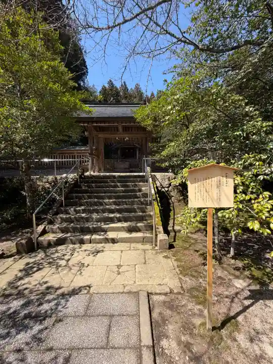 熊野大社の{uncategorized: "未分類", other: "その他", undefined: "問題あり", building: "その他建物", grave: "お墓", sacred_gate: "鳥居", guardian: "狛犬", statue: "像", buddha: "仏像", history: "歴史", nature: "自然", garden: "庭園", animal: "動物", pagoda: "塔", temizu: "手水舎", mountain_gate: "山門・神門", sanctuary: "本殿・本堂", subordinate: "末社・摂社", art: "芸術", scenery: "景色", jizo: "地蔵", ema: "絵馬", goshuin: "御朱印", omikuji: "おみくじ", items: "授与品その他", amulet: "お守り", goshuincho: "御朱印帳", eats: "食事", festival: "お祭り", votive_dance: "神楽", shichigosan: "七五三参", wedding: "結婚式", experience: "体験その他", initially: "初詣", around: "周辺", anti_infection: "感染症対策"}