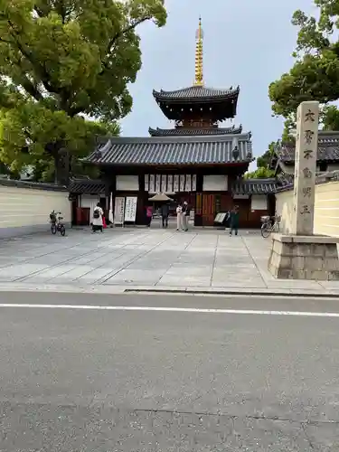 法楽寺の山門