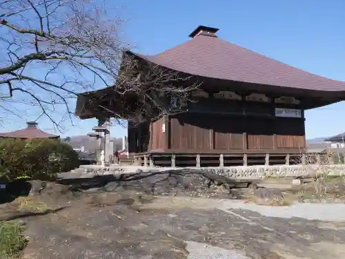 龍石寺の本殿・本堂