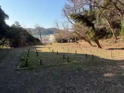 法華堂跡（源頼朝墓・北条義時墓）の{uncategorized: "未分類", other: "その他", undefined: "問題あり", building: "その他建物", grave: "お墓", sacred_gate: "鳥居", guardian: "狛犬", statue: "像", buddha: "仏像", history: "歴史", nature: "自然", garden: "庭園", animal: "動物", pagoda: "塔", temizu: "手水舎", mountain_gate: "山門・神門", sanctuary: "本殿・本堂", subordinate: "末社・摂社", art: "芸術", scenery: "景色", jizo: "地蔵", ema: "絵馬", goshuin: "御朱印", omikuji: "おみくじ", items: "授与品その他", amulet: "お守り", goshuincho: "御朱印帳", eats: "食事", festival: "お祭り", votive_dance: "神楽", shichigosan: "七五三参", wedding: "結婚式", experience: "体験その他", initially: "初詣", around: "周辺", anti_infection: "感染症対策"}