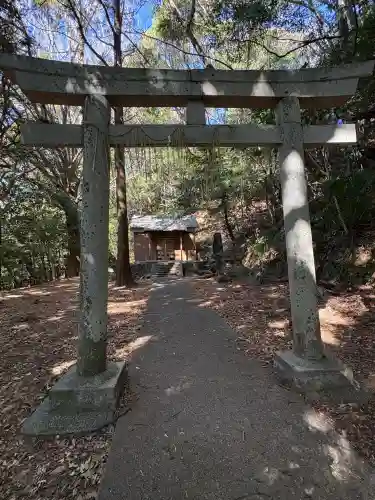 熊野神社の{uncategorized: "未分類", other: "その他", undefined: "問題あり", building: "その他建物", grave: "お墓", sacred_gate: "鳥居", guardian: "狛犬", statue: "像", buddha: "仏像", history: "歴史", nature: "自然", garden: "庭園", animal: "動物", pagoda: "塔", temizu: "手水舎", mountain_gate: "山門・神門", sanctuary: "本殿・本堂", subordinate: "末社・摂社", art: "芸術", scenery: "景色", jizo: "地蔵", ema: "絵馬", goshuin: "御朱印", omikuji: "おみくじ", items: "授与品その他", amulet: "お守り", goshuincho: "御朱印帳", eats: "食事", festival: "お祭り", votive_dance: "神楽", shichigosan: "七五三参", wedding: "結婚式", experience: "体験その他", initially: "初詣", around: "周辺", anti_infection: "感染症対策"}