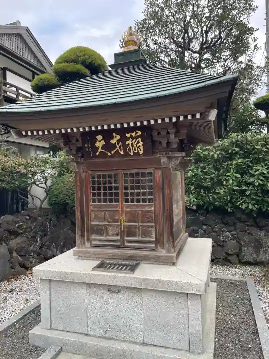 東覺寺の{uncategorized: "未分類", other: "その他", undefined: "問題あり", building: "その他建物", grave: "お墓", sacred_gate: "鳥居", guardian: "狛犬", statue: "像", buddha: "仏像", history: "歴史", nature: "自然", garden: "庭園", animal: "動物", pagoda: "塔", temizu: "手水舎", mountain_gate: "山門・神門", sanctuary: "本殿・本堂", subordinate: "末社・摂社", art: "芸術", scenery: "景色", jizo: "地蔵", ema: "絵馬", goshuin: "御朱印", omikuji: "おみくじ", items: "授与品その他", amulet: "お守り", goshuincho: "御朱印帳", eats: "食事", festival: "お祭り", votive_dance: "神楽", shichigosan: "七五三参", wedding: "結婚式", experience: "体験その他", initially: "初詣", around: "周辺", anti_infection: "感染症対策"}