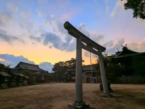 長尾神社の{uncategorized: "未分類", other: "その他", undefined: "問題あり", building: "その他建物", grave: "お墓", sacred_gate: "鳥居", guardian: "狛犬", statue: "像", buddha: "仏像", history: "歴史", nature: "自然", garden: "庭園", animal: "動物", pagoda: "塔", temizu: "手水舎", mountain_gate: "山門・神門", sanctuary: "本殿・本堂", subordinate: "末社・摂社", art: "芸術", scenery: "景色", jizo: "地蔵", ema: "絵馬", goshuin: "御朱印", omikuji: "おみくじ", items: "授与品その他", amulet: "お守り", goshuincho: "御朱印帳", eats: "食事", festival: "お祭り", votive_dance: "神楽", shichigosan: "七五三参", wedding: "結婚式", experience: "体験その他", initially: "初詣", around: "周辺", anti_infection: "感染症対策"}