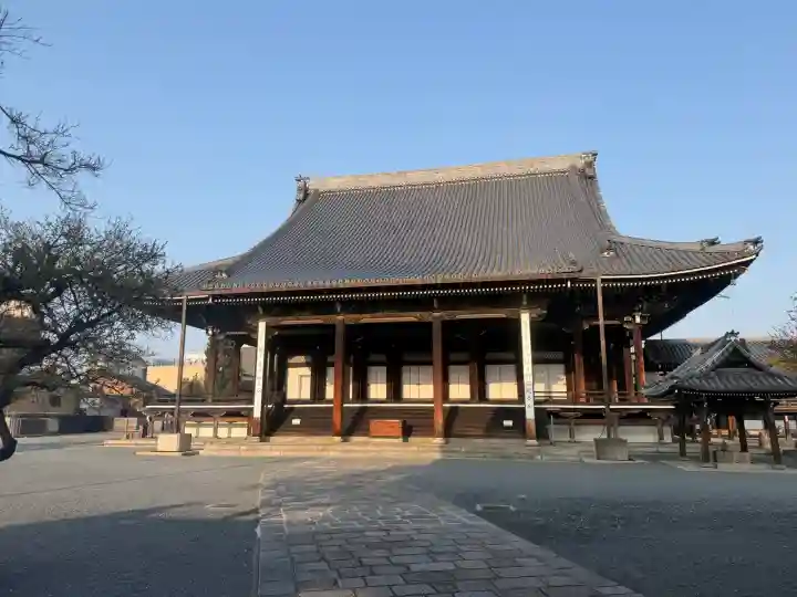 興正寺の{uncategorized: "未分類", other: "その他", undefined: "問題あり", building: "その他建物", grave: "お墓", sacred_gate: "鳥居", guardian: "狛犬", statue: "像", buddha: "仏像", history: "歴史", nature: "自然", garden: "庭園", animal: "動物", pagoda: "塔", temizu: "手水舎", mountain_gate: "山門・神門", sanctuary: "本殿・本堂", subordinate: "末社・摂社", art: "芸術", scenery: "景色", jizo: "地蔵", ema: "絵馬", goshuin: "御朱印", omikuji: "おみくじ", items: "授与品その他", amulet: "お守り", goshuincho: "御朱印帳", eats: "食事", festival: "お祭り", votive_dance: "神楽", shichigosan: "七五三参", wedding: "結婚式", experience: "体験その他", initially: "初詣", around: "周辺", anti_infection: "感染症対策"}