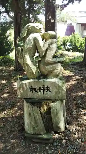 伊那上神社の像