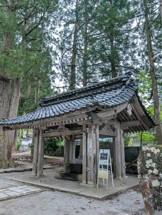雄山神社中宮祈願殿の{uncategorized: "未分類", other: "その他", undefined: "問題あり", building: "その他建物", grave: "お墓", sacred_gate: "鳥居", guardian: "狛犬", statue: "像", buddha: "仏像", history: "歴史", nature: "自然", garden: "庭園", animal: "動物", pagoda: "塔", temizu: "手水舎", mountain_gate: "山門・神門", sanctuary: "本殿・本堂", subordinate: "末社・摂社", art: "芸術", scenery: "景色", jizo: "地蔵", ema: "絵馬", goshuin: "御朱印", omikuji: "おみくじ", items: "授与品その他", amulet: "お守り", goshuincho: "御朱印帳", eats: "食事", festival: "お祭り", votive_dance: "神楽", shichigosan: "七五三参", wedding: "結婚式", experience: "体験その他", initially: "初詣", around: "周辺", anti_infection: "感染症対策"}