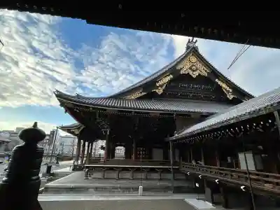 東本願寺（真宗本廟）の{uncategorized: "未分類", other: "その他", undefined: "問題あり", building: "その他建物", grave: "お墓", sacred_gate: "鳥居", guardian: "狛犬", statue: "像", buddha: "仏像", history: "歴史", nature: "自然", garden: "庭園", animal: "動物", pagoda: "塔", temizu: "手水舎", mountain_gate: "山門・神門", sanctuary: "本殿・本堂", subordinate: "末社・摂社", art: "芸術", scenery: "景色", jizo: "地蔵", ema: "絵馬", goshuin: "御朱印", omikuji: "おみくじ", items: "授与品その他", amulet: "お守り", goshuincho: "御朱印帳", eats: "食事", festival: "お祭り", votive_dance: "神楽", shichigosan: "七五三参", wedding: "結婚式", experience: "体験その他", initially: "初詣", around: "周辺", anti_infection: "感染症対策"}