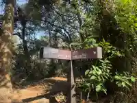 石廟(鎌倉市指定文化財石廟二基、名越切通古道沿い)の{uncategorized: "未分類", other: "その他", undefined: "問題あり", building: "その他建物", grave: "お墓", sacred_gate: "鳥居", guardian: "狛犬", statue: "像", buddha: "仏像", history: "歴史", nature: "自然", garden: "庭園", animal: "動物", pagoda: "塔", temizu: "手水舎", mountain_gate: "山門・神門", sanctuary: "本殿・本堂", subordinate: "末社・摂社", art: "芸術", scenery: "景色", jizo: "地蔵", ema: "絵馬", goshuin: "御朱印", omikuji: "おみくじ", items: "授与品その他", amulet: "お守り", goshuincho: "御朱印帳", eats: "食事", festival: "お祭り", votive_dance: "神楽", shichigosan: "七五三参", wedding: "結婚式", experience: "体験その他", initially: "初詣", around: "周辺", anti_infection: "感染症対策"}