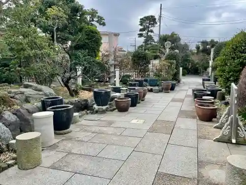 日蓮宗龍口山本龍寺の{uncategorized: "未分類", other: "その他", undefined: "問題あり", building: "その他建物", grave: "お墓", sacred_gate: "鳥居", guardian: "狛犬", statue: "像", buddha: "仏像", history: "歴史", nature: "自然", garden: "庭園", animal: "動物", pagoda: "塔", temizu: "手水舎", mountain_gate: "山門・神門", sanctuary: "本殿・本堂", subordinate: "末社・摂社", art: "芸術", scenery: "景色", jizo: "地蔵", ema: "絵馬", goshuin: "御朱印", omikuji: "おみくじ", items: "授与品その他", amulet: "お守り", goshuincho: "御朱印帳", eats: "食事", festival: "お祭り", votive_dance: "神楽", shichigosan: "七五三参", wedding: "結婚式", experience: "体験その他", initially: "初詣", around: "周辺", anti_infection: "感染症対策"}