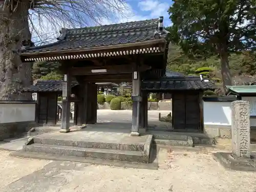 天徳寺の{uncategorized: "未分類", other: "その他", undefined: "問題あり", building: "その他建物", grave: "お墓", sacred_gate: "鳥居", guardian: "狛犬", statue: "像", buddha: "仏像", history: "歴史", nature: "自然", garden: "庭園", animal: "動物", pagoda: "塔", temizu: "手水舎", mountain_gate: "山門・神門", sanctuary: "本殿・本堂", subordinate: "末社・摂社", art: "芸術", scenery: "景色", jizo: "地蔵", ema: "絵馬", goshuin: "御朱印", omikuji: "おみくじ", items: "授与品その他", amulet: "お守り", goshuincho: "御朱印帳", eats: "食事", festival: "お祭り", votive_dance: "神楽", shichigosan: "七五三参", wedding: "結婚式", experience: "体験その他", initially: "初詣", around: "周辺", anti_infection: "感染症対策"}