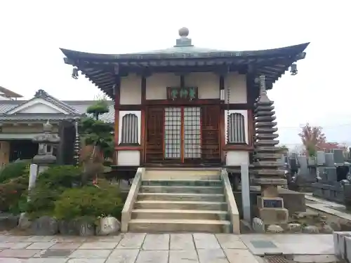 観音寺の{uncategorized: "未分類", other: "その他", undefined: "問題あり", building: "その他建物", grave: "お墓", sacred_gate: "鳥居", guardian: "狛犬", statue: "像", buddha: "仏像", history: "歴史", nature: "自然", garden: "庭園", animal: "動物", pagoda: "塔", temizu: "手水舎", mountain_gate: "山門・神門", sanctuary: "本殿・本堂", subordinate: "末社・摂社", art: "芸術", scenery: "景色", jizo: "地蔵", ema: "絵馬", goshuin: "御朱印", omikuji: "おみくじ", items: "授与品その他", amulet: "お守り", goshuincho: "御朱印帳", eats: "食事", festival: "お祭り", votive_dance: "神楽", shichigosan: "七五三参", wedding: "結婚式", experience: "体験その他", initially: "初詣", around: "周辺", anti_infection: "感染症対策"}