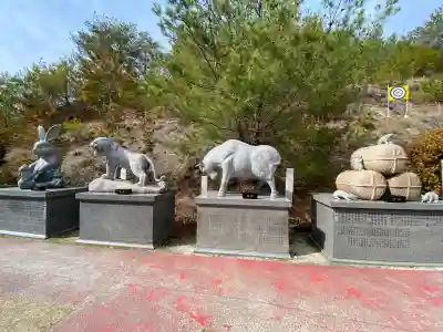 白崎八幡宮の{uncategorized: "未分類", other: "その他", undefined: "問題あり", building: "その他建物", grave: "お墓", sacred_gate: "鳥居", guardian: "狛犬", statue: "像", buddha: "仏像", history: "歴史", nature: "自然", garden: "庭園", animal: "動物", pagoda: "塔", temizu: "手水舎", mountain_gate: "山門・神門", sanctuary: "本殿・本堂", subordinate: "末社・摂社", art: "芸術", scenery: "景色", jizo: "地蔵", ema: "絵馬", goshuin: "御朱印", omikuji: "おみくじ", items: "授与品その他", amulet: "お守り", goshuincho: "御朱印帳", eats: "食事", festival: "お祭り", votive_dance: "神楽", shichigosan: "七五三参", wedding: "結婚式", experience: "体験その他", initially: "初詣", around: "周辺", anti_infection: "感染症対策"}