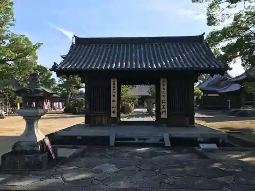 本山寺の山門