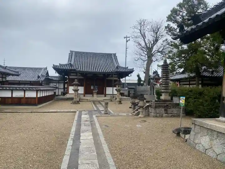 本光明寺の{uncategorized: "未分類", other: "その他", undefined: "問題あり", building: "その他建物", grave: "お墓", sacred_gate: "鳥居", guardian: "狛犬", statue: "像", buddha: "仏像", history: "歴史", nature: "自然", garden: "庭園", animal: "動物", pagoda: "塔", temizu: "手水舎", mountain_gate: "山門・神門", sanctuary: "本殿・本堂", subordinate: "末社・摂社", art: "芸術", scenery: "景色", jizo: "地蔵", ema: "絵馬", goshuin: "御朱印", omikuji: "おみくじ", items: "授与品その他", amulet: "お守り", goshuincho: "御朱印帳", eats: "食事", festival: "お祭り", votive_dance: "神楽", shichigosan: "七五三参", wedding: "結婚式", experience: "体験その他", initially: "初詣", around: "周辺", anti_infection: "感染症対策"}