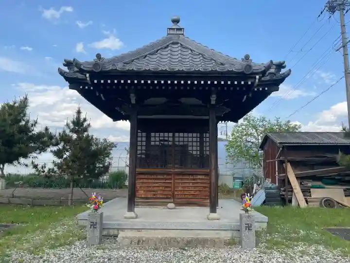 地蔵堂 (みよし野広場)の{uncategorized: "未分類", other: "その他", undefined: "問題あり", building: "その他建物", grave: "お墓", sacred_gate: "鳥居", guardian: "狛犬", statue: "像", buddha: "仏像", history: "歴史", nature: "自然", garden: "庭園", animal: "動物", pagoda: "塔", temizu: "手水舎", mountain_gate: "山門・神門", sanctuary: "本殿・本堂", subordinate: "末社・摂社", art: "芸術", scenery: "景色", jizo: "地蔵", ema: "絵馬", goshuin: "御朱印", omikuji: "おみくじ", items: "授与品その他", amulet: "お守り", goshuincho: "御朱印帳", eats: "食事", festival: "お祭り", votive_dance: "神楽", shichigosan: "七五三参", wedding: "結婚式", experience: "体験その他", initially: "初詣", around: "周辺", anti_infection: "感染症対策"}