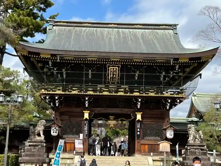北野天満宮の{uncategorized: "未分類", other: "その他", undefined: "問題あり", building: "その他建物", grave: "お墓", sacred_gate: "鳥居", guardian: "狛犬", statue: "像", buddha: "仏像", history: "歴史", nature: "自然", garden: "庭園", animal: "動物", pagoda: "塔", temizu: "手水舎", mountain_gate: "山門・神門", sanctuary: "本殿・本堂", subordinate: "末社・摂社", art: "芸術", scenery: "景色", jizo: "地蔵", ema: "絵馬", goshuin: "御朱印", omikuji: "おみくじ", items: "授与品その他", amulet: "お守り", goshuincho: "御朱印帳", eats: "食事", festival: "お祭り", votive_dance: "神楽", shichigosan: "七五三参", wedding: "結婚式", experience: "体験その他", initially: "初詣", around: "周辺", anti_infection: "感染症対策"}