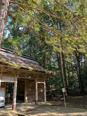 若狭彦神社（上社）の{uncategorized: "未分類", other: "その他", undefined: "問題あり", building: "その他建物", grave: "お墓", sacred_gate: "鳥居", guardian: "狛犬", statue: "像", buddha: "仏像", history: "歴史", nature: "自然", garden: "庭園", animal: "動物", pagoda: "塔", temizu: "手水舎", mountain_gate: "山門・神門", sanctuary: "本殿・本堂", subordinate: "末社・摂社", art: "芸術", scenery: "景色", jizo: "地蔵", ema: "絵馬", goshuin: "御朱印", omikuji: "おみくじ", items: "授与品その他", amulet: "お守り", goshuincho: "御朱印帳", eats: "食事", festival: "お祭り", votive_dance: "神楽", shichigosan: "七五三参", wedding: "結婚式", experience: "体験その他", initially: "初詣", around: "周辺", anti_infection: "感染症対策"}